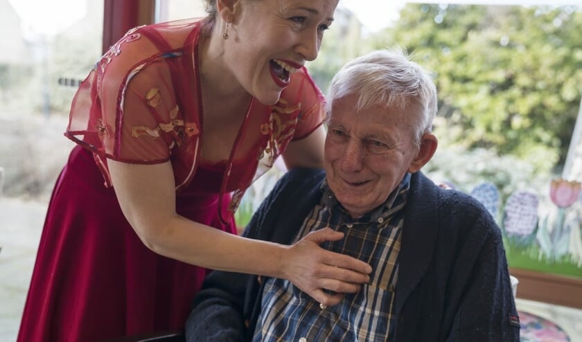 Diva Dichtbij werkt zingend mee aan de viering van Wereld Alzheimer Dag.Foto: Claudia Kamergorodski