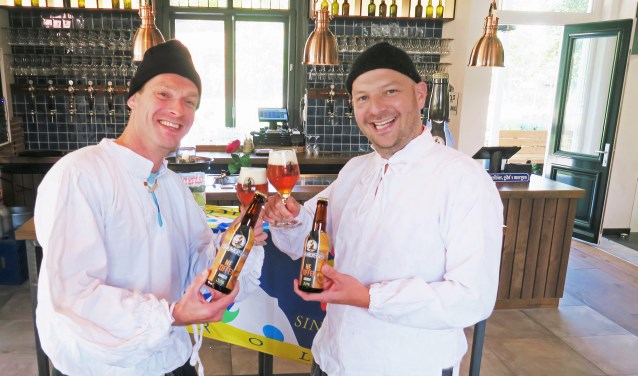 President Maarten Kooiker (rechts) en vorst Miquel Porskamp van CV De Knunnekes hebben de nieuwe carnavalsleiders op het (Brouwers)nös gevangen. Foto: Theo Huijskes