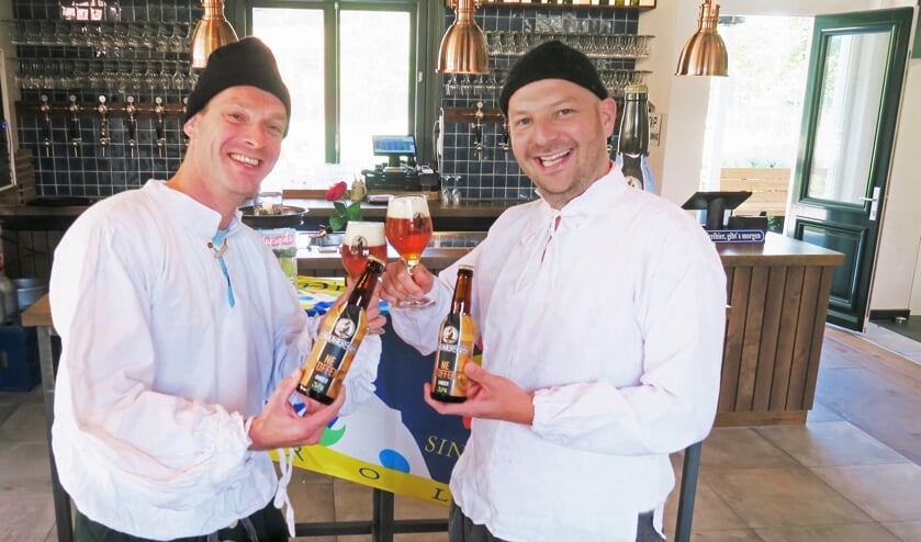President Maarten Kooiker (rechts) en vorst Miquel Porskamp van CV De Knunnekes hebben de nieuwe carnavalsleiders op het (Brouwers)nös gevangen. Foto: Theo Huijskes