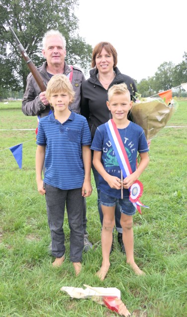 Hans Kraan met zijn koningin Astrid Radstake en jeugdkoning Guus Veenink met zijn secondant Rutger Mebelder. Foto: PR