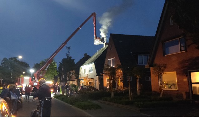 De brandweer kwam met een hoogwerker en veegde de schoorsteen, waarna het vuur doofde. Foto: 112 Nieuws Gelderland