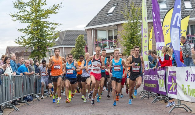 De mannen zijn kort na de start nog bijeen; Winnaar Frank Futselaar meldde zich met nummer 3 Rot Hoornweg meteen vooraan. Foto: Henk van Raaij