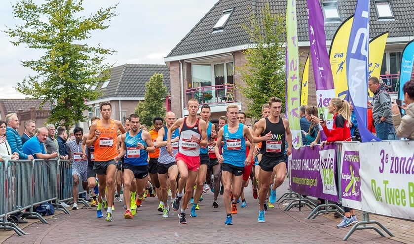 De mannen zijn kort na de start nog bijeen; Winnaar Frank Futselaar meldde zich met nummer 3 Rot Hoornweg meteen vooraan. Foto: Henk van Raaij