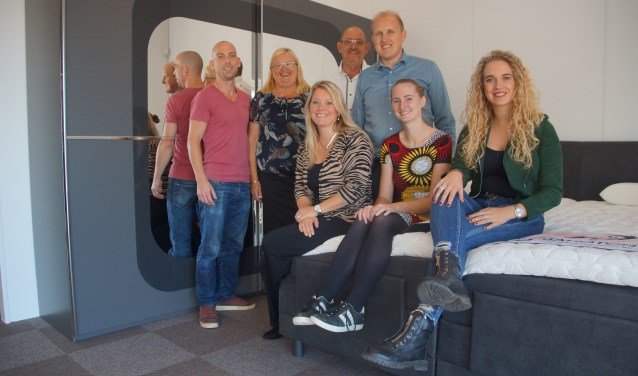 Niek Demmers en ouders Niek en Jennie te midden van het team binnendienst. Foto: Bernadet te Velthuis