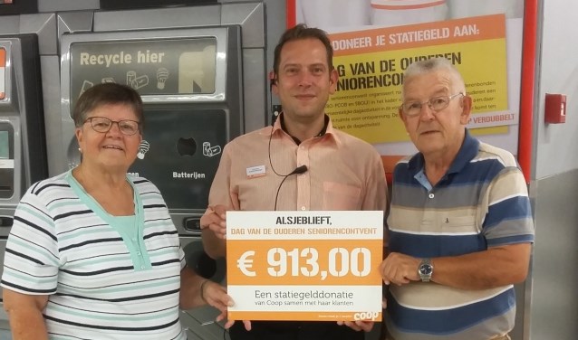 Doordat de Coop het bedrag nog verdubbelde bleef de teller pas steken op 913 euro; (vlnr) Jo Hiddink, Stanley Kramers en Theo Bleumer. Foto: PR