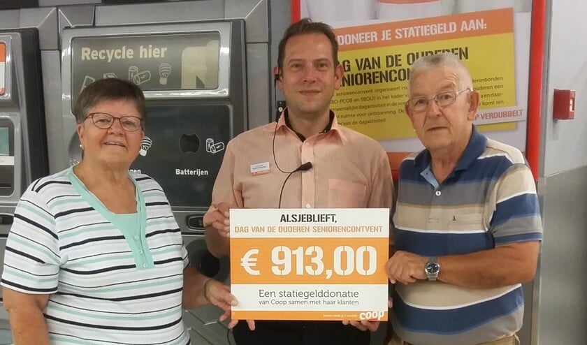 Doordat de Coop het bedrag nog verdubbelde bleef de teller pas steken op 913 euro; (vlnr) Jo Hiddink, Stanley Kramers en Theo Bleumer. Foto: PR