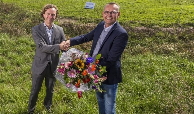 Bedrijfsleider Jeroen Swienink van Betting Ressing krijgt bloemen overhandigd van Arthur Bors, directeur van Laarberg. Foto: PR