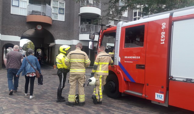 De brandweer verrichtte metingen in de woning aan het Schouwburgplein in Doetinchem. Foto: 112 Nieuws Gelderland