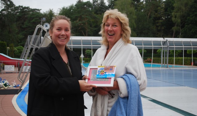 De 45.000ste bezoeker Anke Schouten (r) wordt door met Meike Heijenk, secretaris In de Dennen verrast met een bloemetje. Foto: PR
