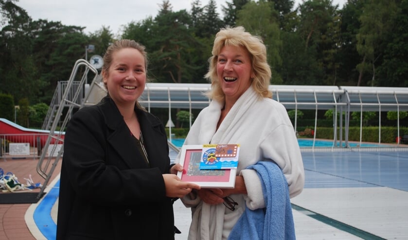 De 45.000ste bezoeker Anke Schouten (r) wordt door met Meike Heijenk, secretaris In de Dennen verrast met een bloemetje. Foto: PR