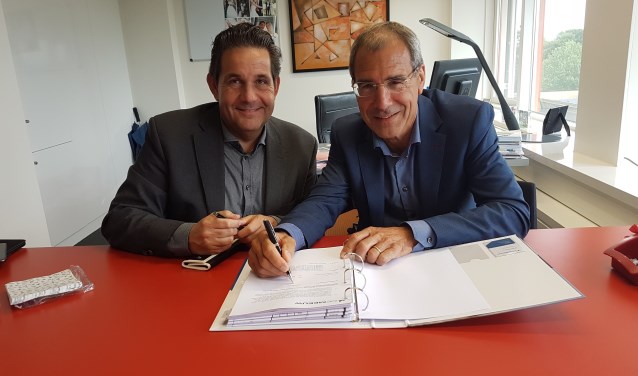 De ondertekening van de overeenkomst tussen Azora en De Meeuw door Hans Metzemaekers (r) en Peter Slaats. Foto: PR