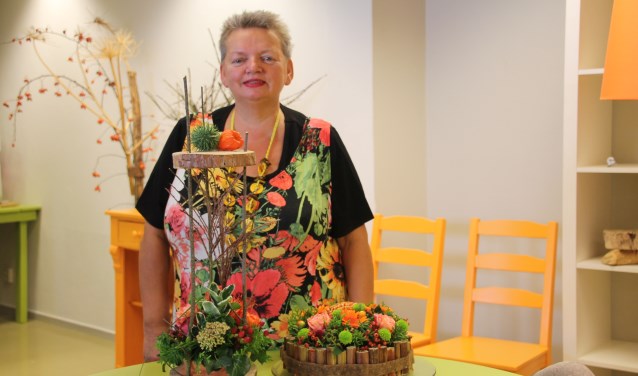 Diny Hogenkamp met enkele van haar creaties.