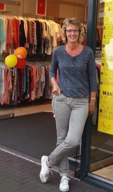 Dianne van Asselt voor de winkel. Foto: PR