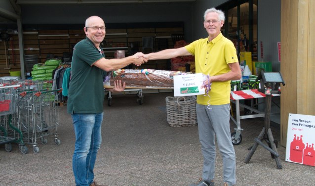 Welkoop eigenaar Wim Weenk overhandigt penningmeester Gerrit Vlogman de fraaie cheque. Foto: PR