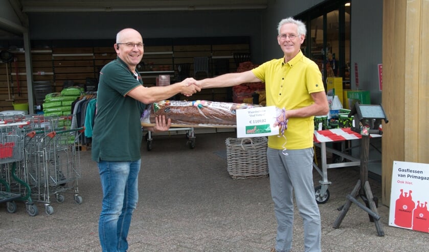 Welkoop eigenaar Wim Weenk overhandigt penningmeester Gerrit Vlogman de fraaie cheque. Foto: PR