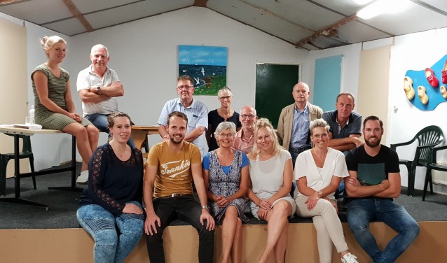 De Toneelgroep Linde staat onder leiding van regisseur Henk Broekgaarden (boven tweede van links). Foto: PR.