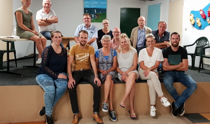 De Toneelgroep Linde staat onder leiding van regisseur Henk Broekgaarden (boven tweede van links). Foto: PR.