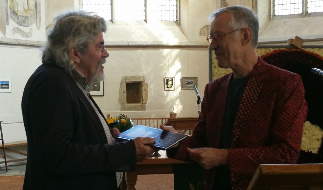 Bennie Jolink ontvangt het eerste exemplaar van het Sluiter-boek. Foto: Rob Weeber