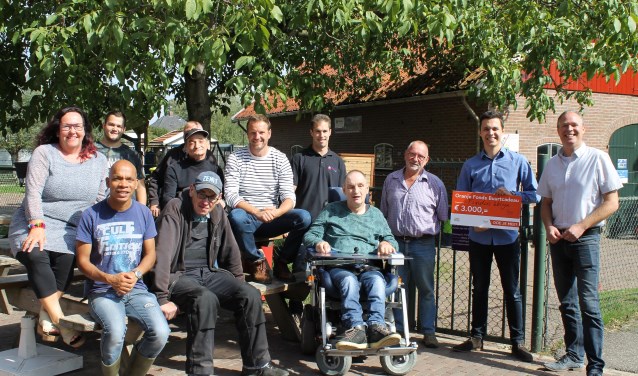 Iedereen blij met buurtcadeau van het Oranjefonds. Foto: Kristel te Bokkel