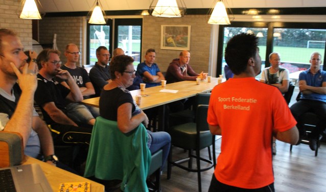 Geconcentreerd luisteren de jeugdtrainers naar de tips. Foto: PR