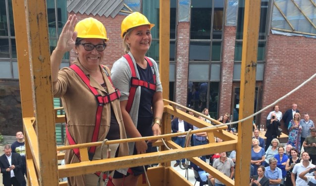 Wethouder Annelies de Jonge en bestuurder van Stichting VSNON werden met een hoogwerker naar boven gebracht om daar de officiële handeling te verrichten. Foto: PR