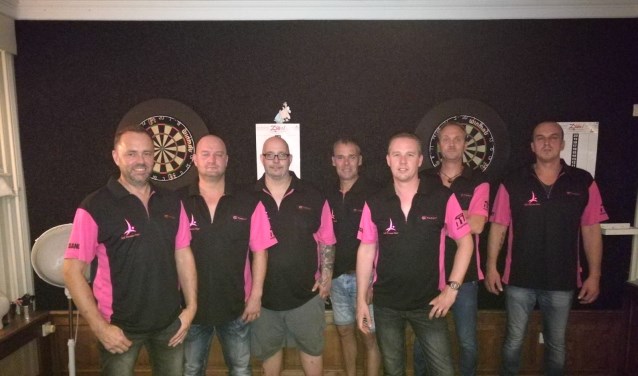 Dart Daddies in de nieuwe shirts. Foto: PR