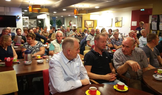 Drukte in De Hofmaat op de bijeenkomst over de ontsluiting van De Russchemors. Foto: Rob Stevens