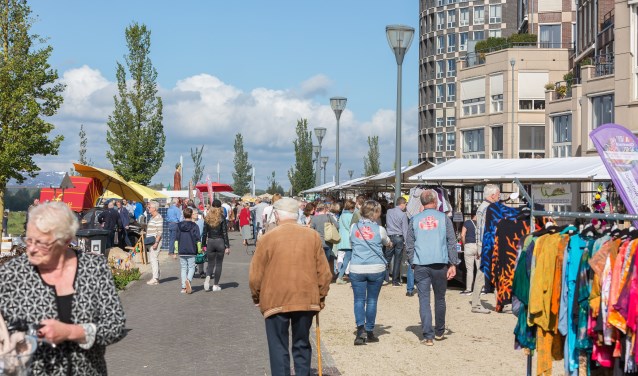 DoesburgseKadedagen biedt circa 100 kramen met streekproducten, kunst en creatieve artikelen. Foto: PR