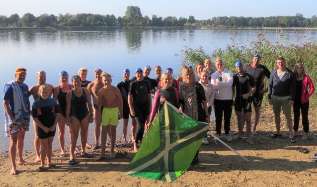 De Achterhoekse vlag werd door Kitty Jansen (rechts) zaterdagmorgen aangeboden aan Margot Verhagen, projectleider van de Swim Doetinchem. Foto: Josée Gruwel