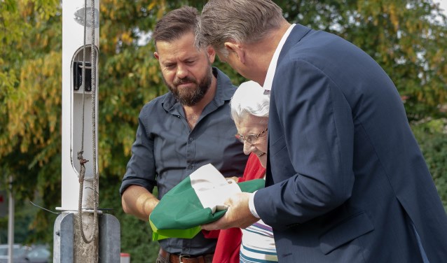 Gijs Jolink, mevrouw Eskes en Andre Endeman, bestuurder van Markenheem. Foto: Rob Wanrooij