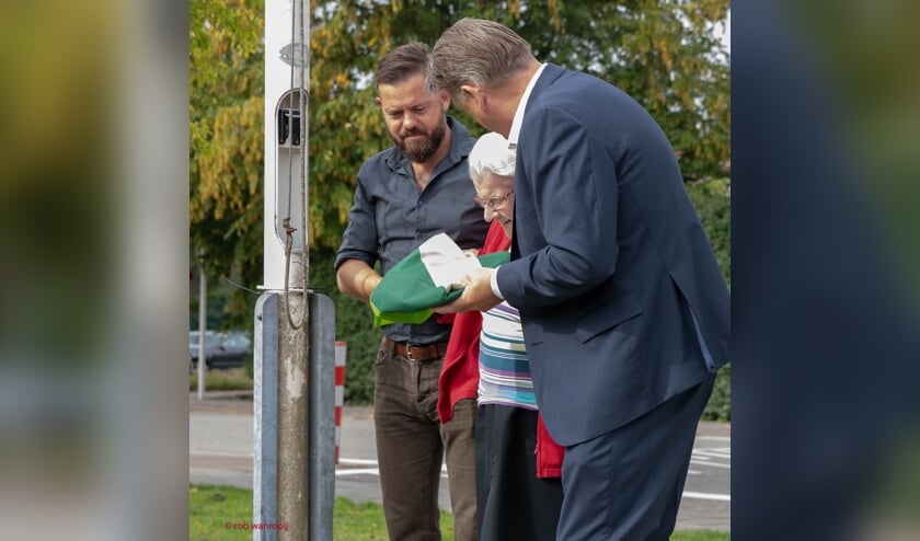 Gijs Jolink, mevrouw Eskes en Andre Endeman, bestuurder van Markenheem. Foto: Rob Wanrooij