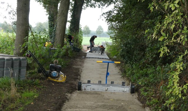 Het Kerkpad wordt opnieuw bestraat. Foto: Bennie Bruggink