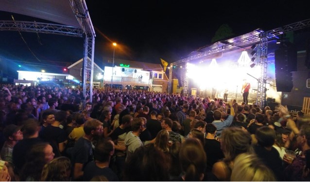 Een enorme schare fans was op het laatste optreden van Premium afgekomen. Foto: Lisa Wellink