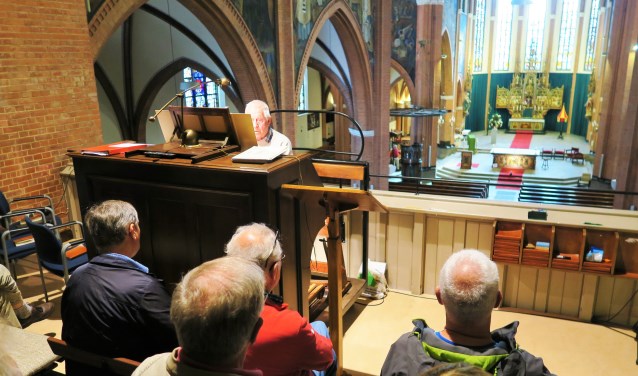 Jan Offenberg actief op het unieke Adema-orgel in de Calixtusbasiliek in Groenlo. Foto: Theo Huijskes