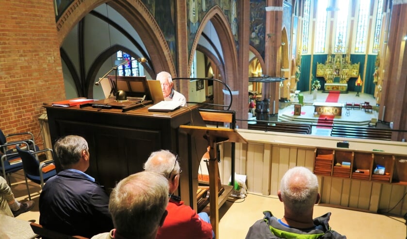 Jan Offenberg actief op het unieke Adema-orgel in de Calixtusbasiliek in Groenlo. Foto: Theo Huijskes