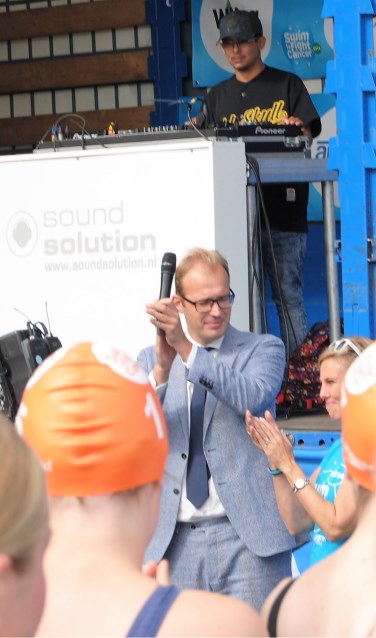Burgemeester Mark Boumans opende het evenement, samen met kartrekker Margot Verhagen. Foto: StadDoetinchem.nl