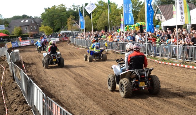 Dat motorcrossen een geweldige ervaring is ervoeren ook enkele mensen met een beperking die zitting namen achter op een quad. Foto: Achterhoekfoto.nl/Paul Harmelink.
