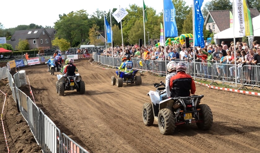 Dat motorcrossen een geweldige ervaring is ervoeren ook enkele mensen met een beperking die zitting namen achter op een quad. Foto: Achterhoekfoto.nl/Paul Harmelink.