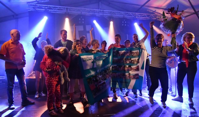 Met veel enthousiasme werd de prijs in ontvangst genomen. Foto: Jan Hendriksen