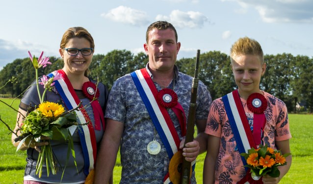 Koningspaar René en Henrieke Klein Bluemink en jeugdkoning Niek Mulderije. Foto: Lisa Nijen Es