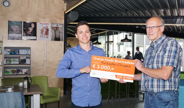 Yannick La Gordt Dillié van het Oranje Fonds overhandigt de cheque aan Hans Eppink. Foto: Frank Vinkenvleugel