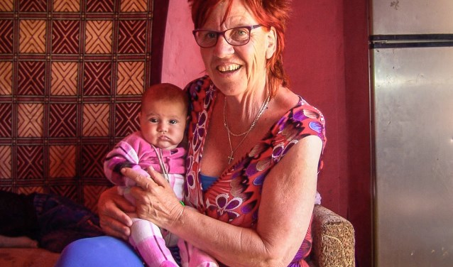 Alie Zieverink met één van de kindjes in het ziekenhuis in Oekraïne. Foto: PR