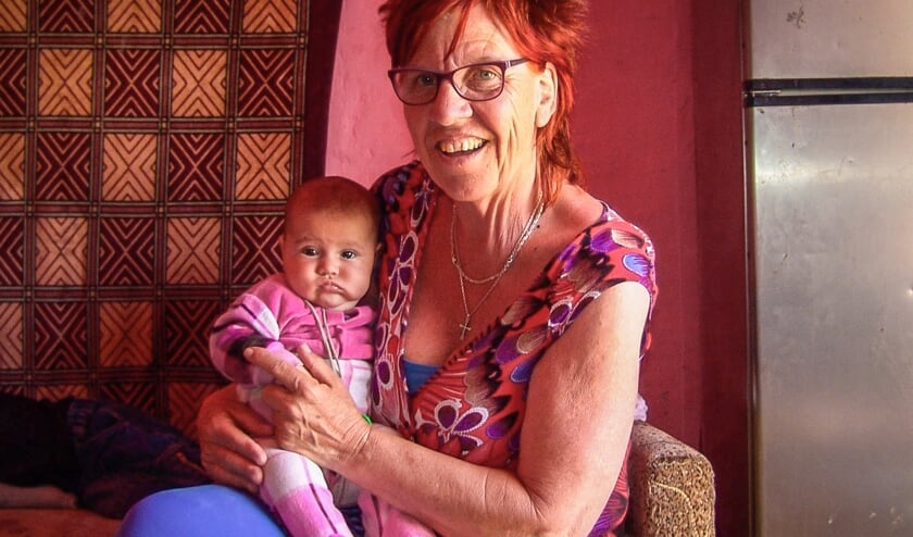 Alie Zieverink met één van de kindjes in het ziekenhuis in Oekraïne. Foto: PR