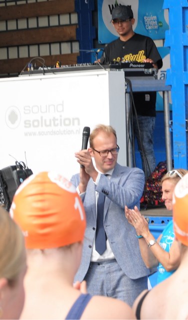 Burgemeester Mark Boumans opende het evenement, samen met kartrekker Margot Verhagen. Foto: StadDoetinchem.nl