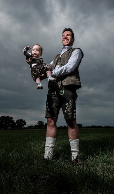 Pim Michels uit Hengelo is gek op oktoberfeesten en op de bijbehorende kledij. Foto: Jan Ruland van den Brink