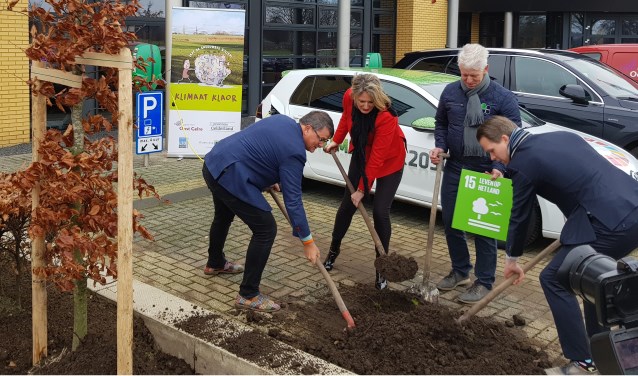 De aanplant van 1 van de 3 klimaatbomen bij Dusseldorp ISM. Van links naar rechts Rentmeester Maurice Beijk en Karin Rog (Dusseldorp ISM), Henk Adema (Bomenwacht Oost Gelre) en wethouder Bart Porskamp.Foto: PR
