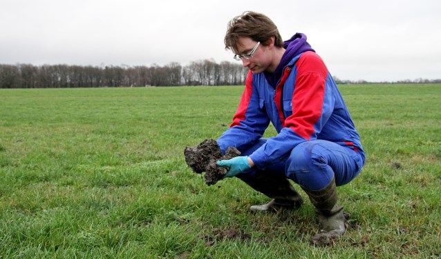 René Hobelman heeft klei op zijn land met een groot watervasthoudend vermogen. Foto: Liesbeth Spaansen