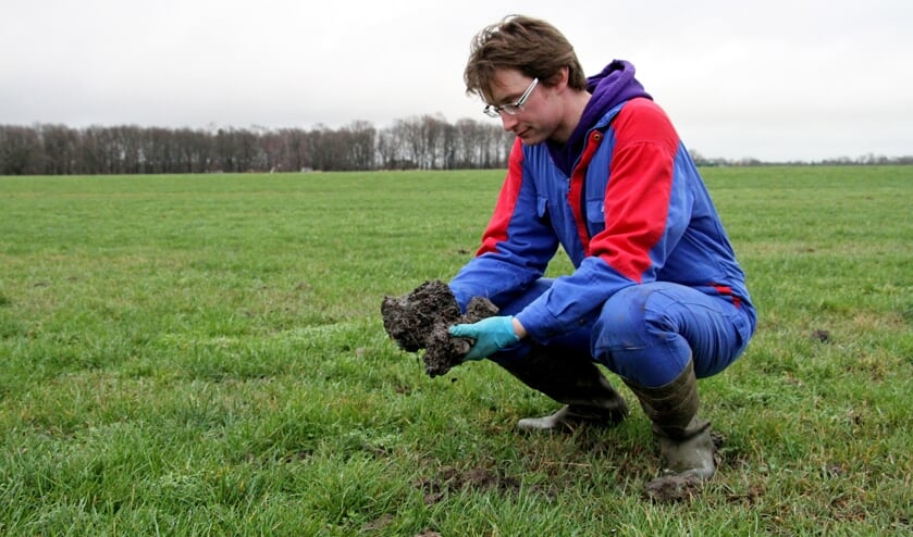 René Hobelman heeft klei op zijn land met een groot watervasthoudend vermogen. Foto: Liesbeth Spaansen