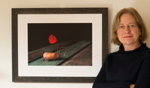 Janneke Roelofs voor een van haar stillevens. Foto: PR