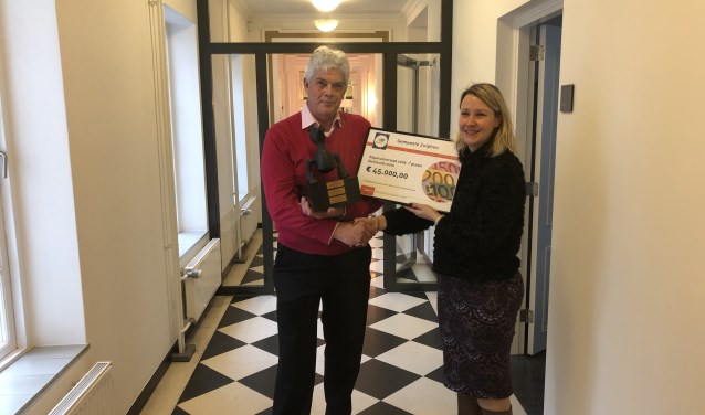 René Slingerland, voorzitter Stichting Doorkomst Roparun Zutphen, en sportwethouder Laura Werger. Foto: PR